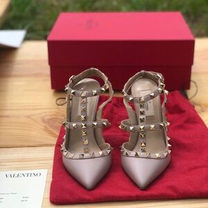 Valentino Garavani Rockstud. Nude. Size 6.